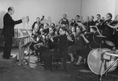 David Curry conducts the Irish Rhythms Orchestra